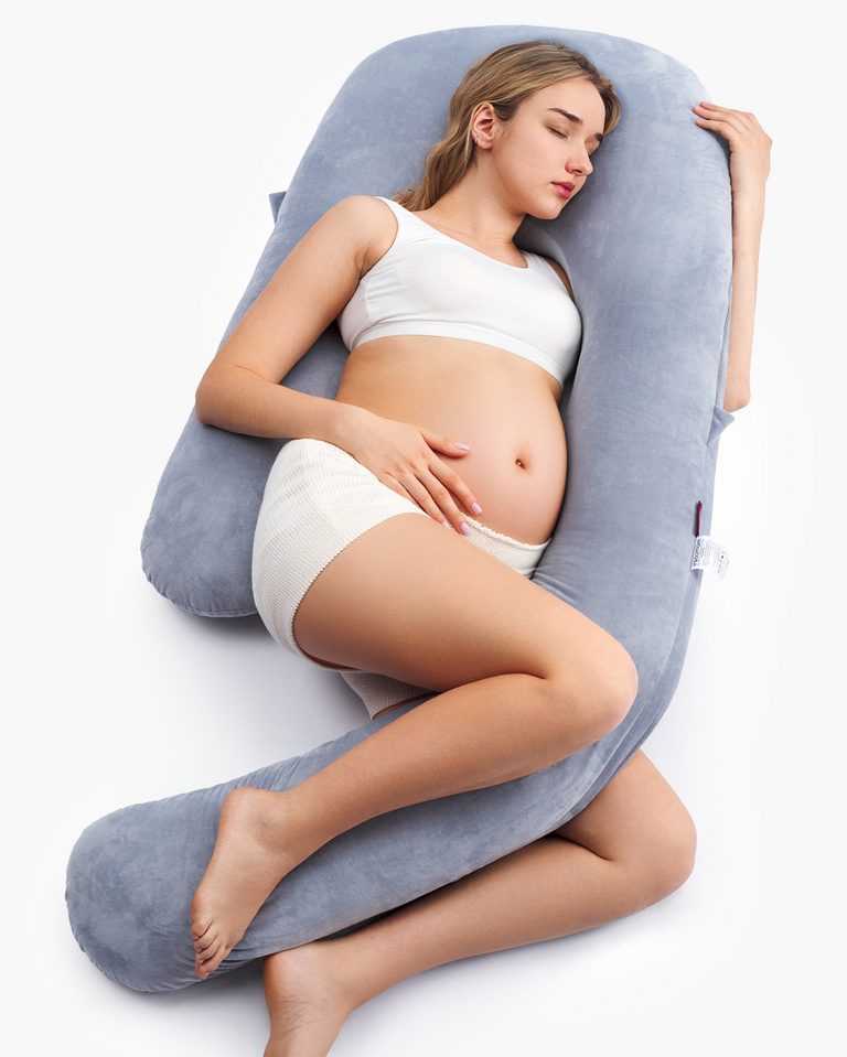 Translation missing: fr.Pregnant woman resting on a grey Momcozy Dreamlign pregnancy pillow, providing support and comfort during sleep